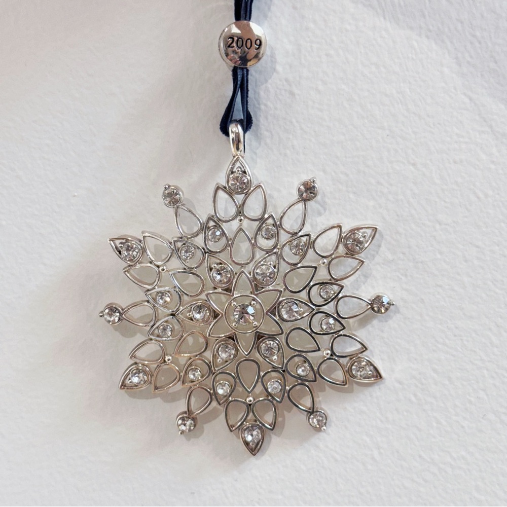 Trifari 2009 Silver Tone blinded sparkly snowflake ornament Christmas